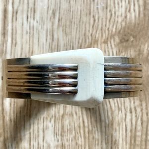 VINTAGE ❤️ Bangle w Unique Bakelite Buckle Design